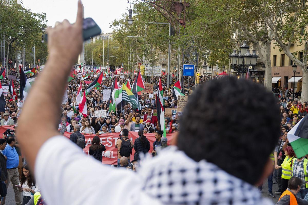 Miles de personas se manifiestan en Barcelona bajo el lema Paremos el genocidio en Palestina