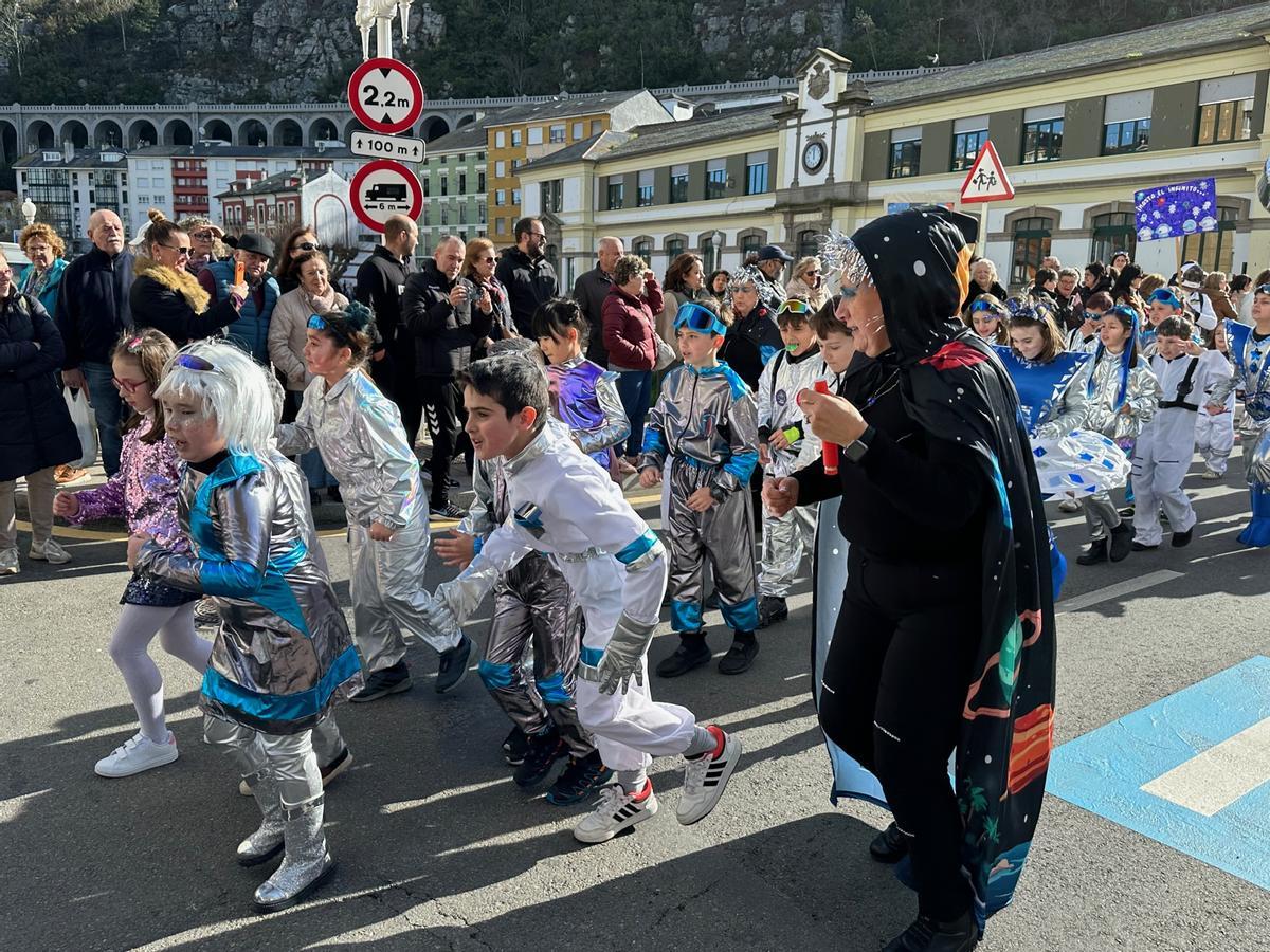 En imágenes: el creativo desfile de carnaval de los colegios de Luarca