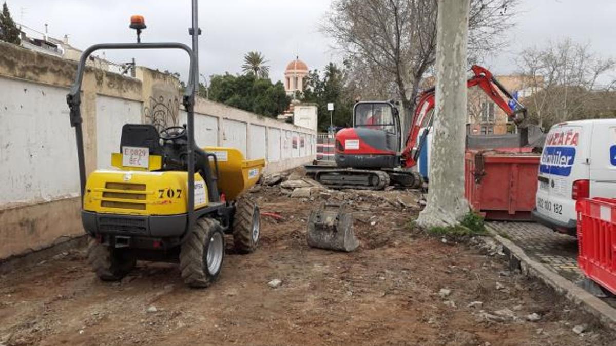 Obras en la acera de la estación de Rodalies de Vilanova i la Geltrú