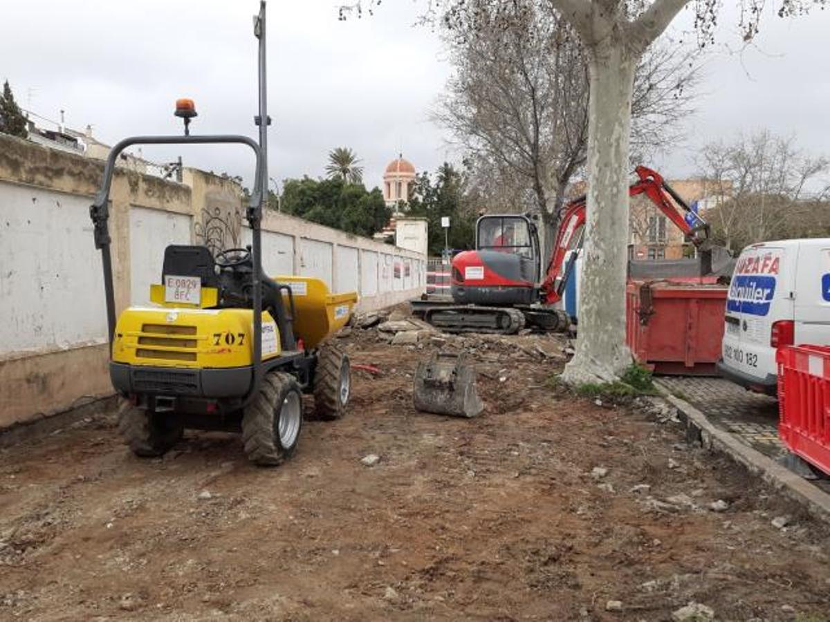 Obras en la acera de la estación de Rodalies de Vilanova i la Geltrú