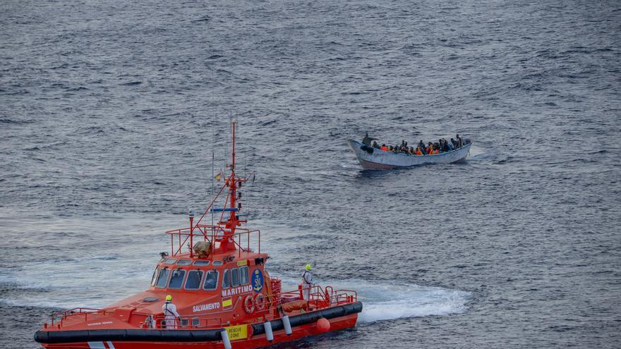 Arriban a El Hierro 37 inmigrantes en un cayuco en el que viajaban tres menores