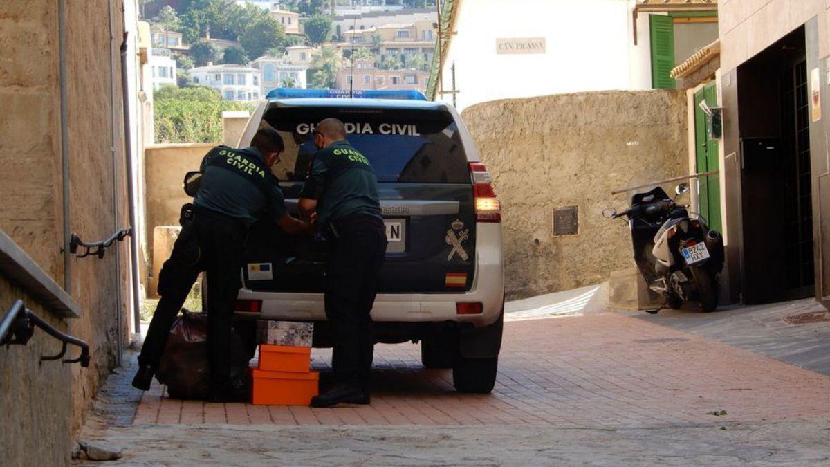 Polizisten beim Abtransport vermeintlich gefälschter Markenware in Port d'Andratx.
