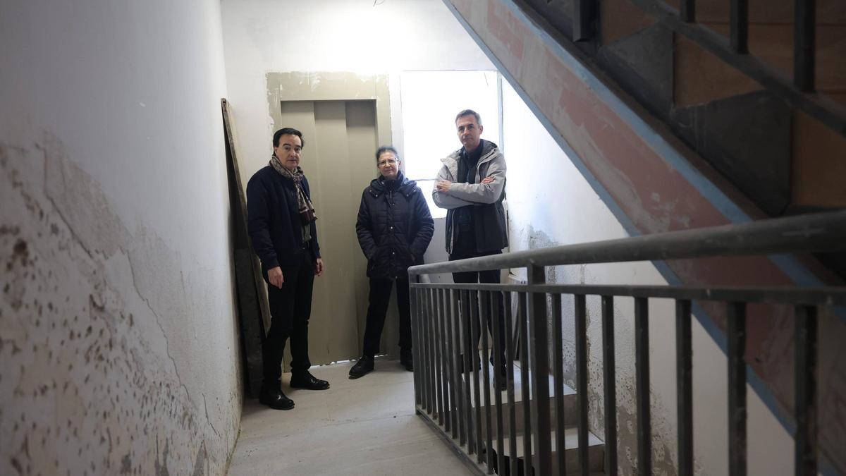 Los vecinos de un bloque de viviendas en Cáceres, desesperados por las obras del ascensor