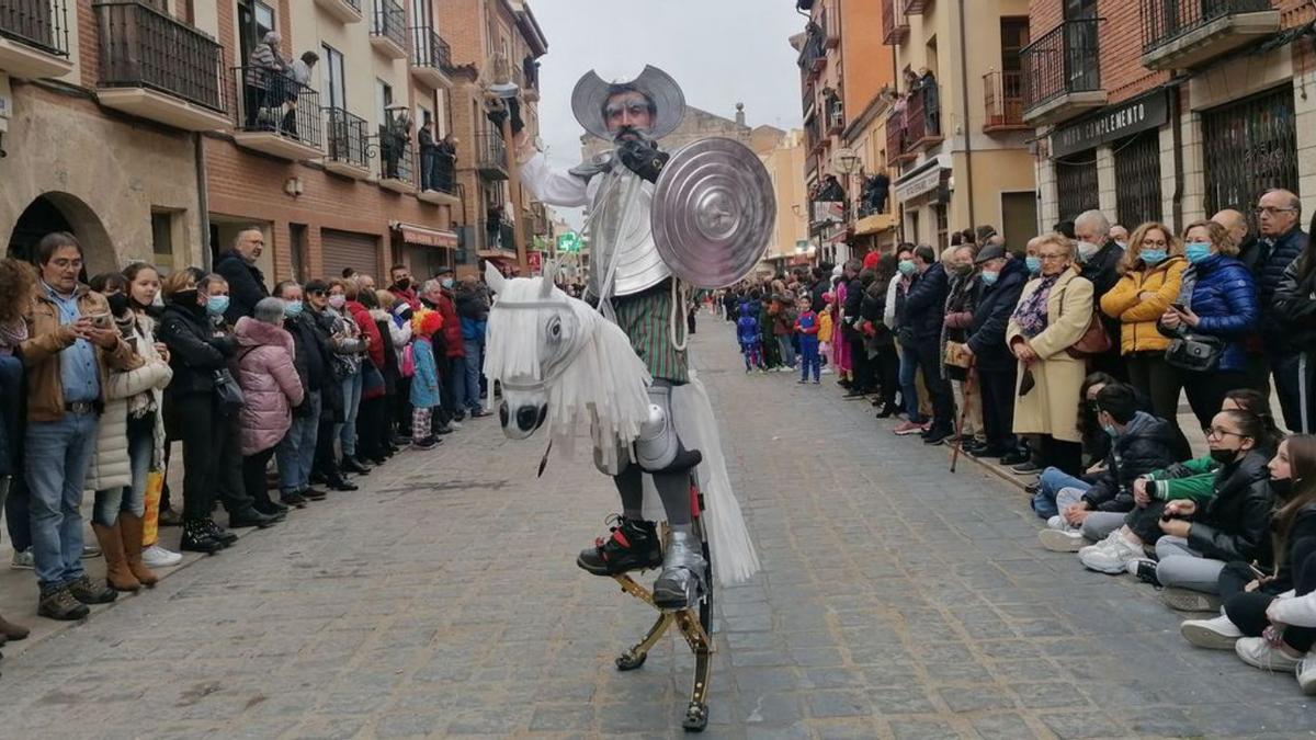 Don Quijote desfila por la calle Corredera ante la atenta mirada del público. | M. J. C.