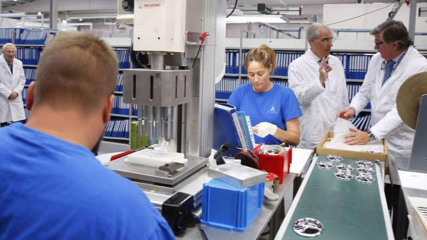 Un momento de la visita de Conde a la empresa Aludec de Ponte Caldelas. // Gustavo Santos