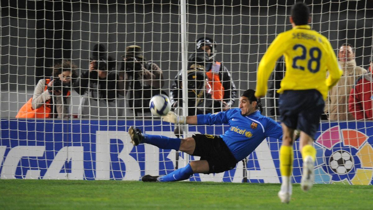 Pinto parando un penalti en las semifinales de la Copa del Rey 2009