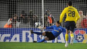 Pinto parando un penalti en las semifinales de la Copa del Rey 2009
