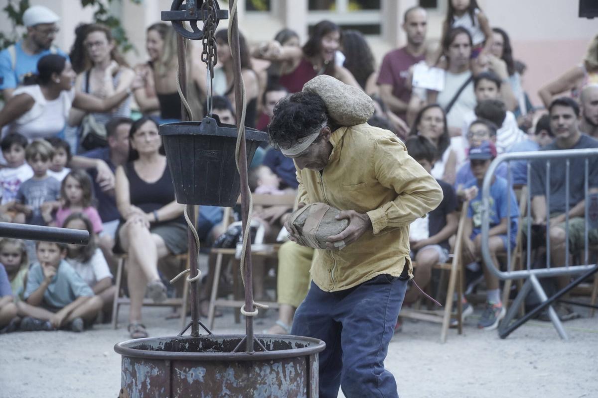 L'espectacle "Mira't" als Jardins del Casino de Manresa L'espectacle "Mira't" als Jardins del Casino de Manresa