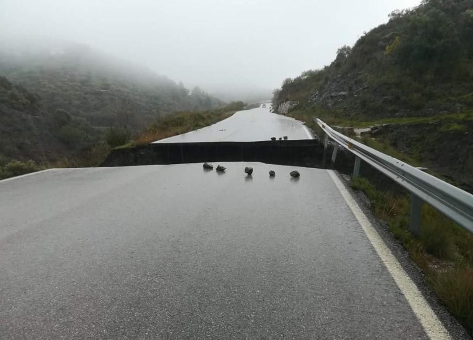 Carretera cortada entre Árchez y Salares.
