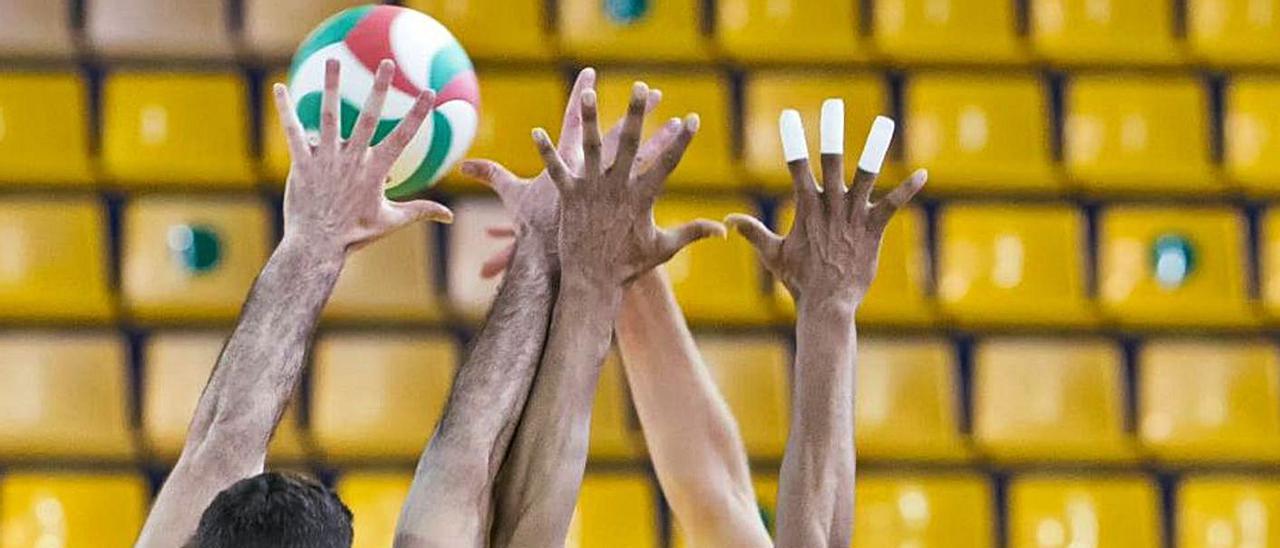 Kukartsev, del Guaguas, intenta superar el bloqueo de Fornés y Colito, del Unicaja, en uno de los partidos de la final. | | LP/DLP