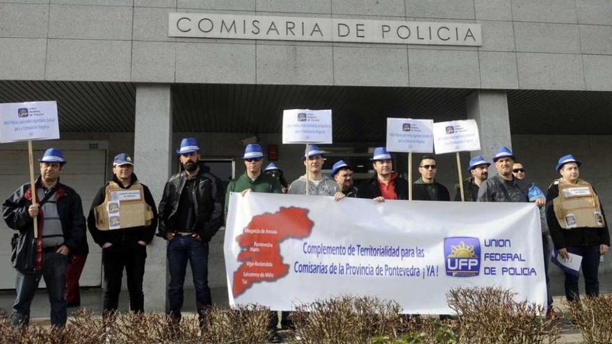 Concentración de los miembros de la Unión Federal de la Policía ante la Comisaría de Vilagrcía de Arousa. // Noé Parga