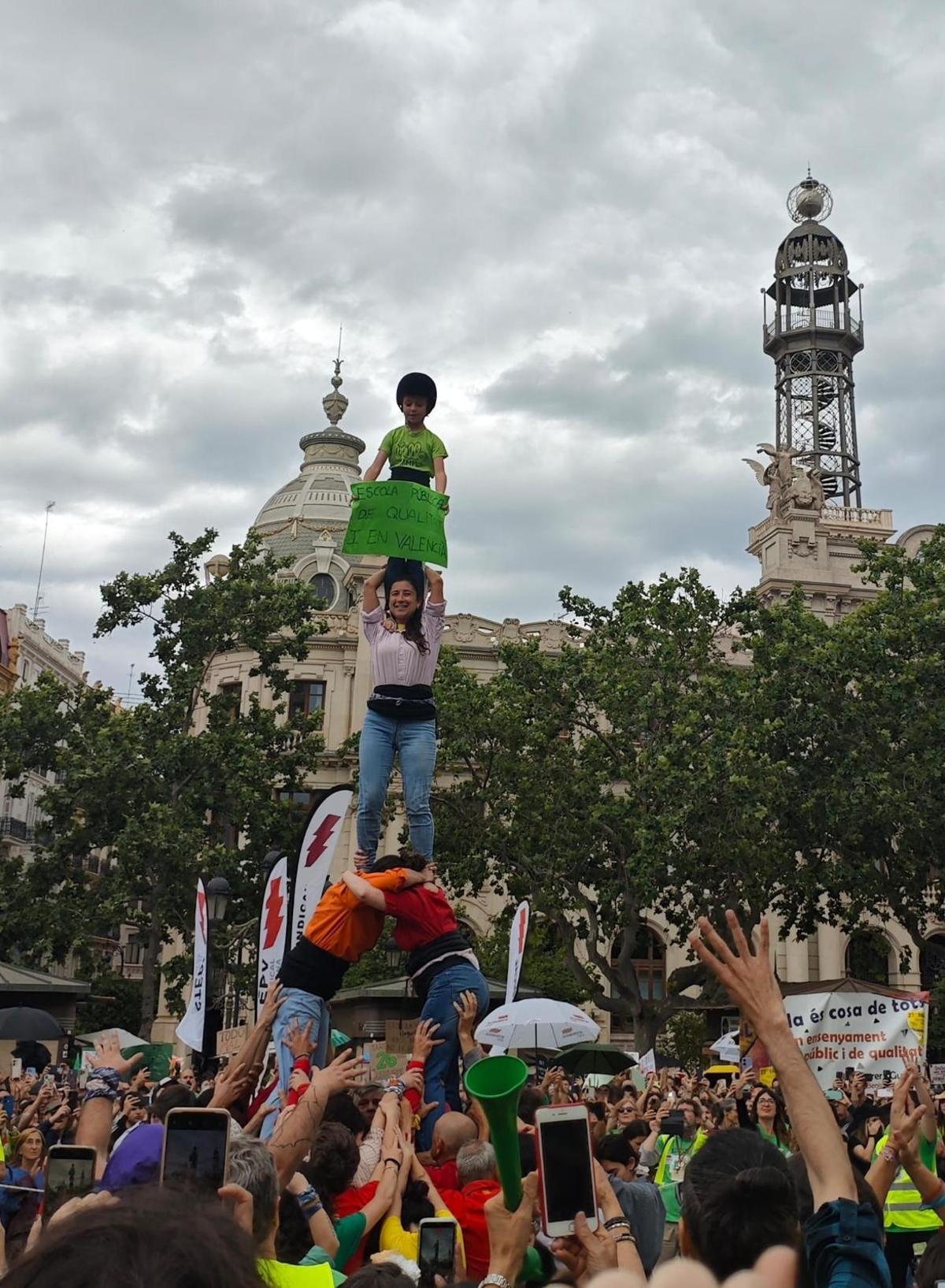 La "Muixeranga" ha llevado al cielo de València la defensa de la educación pública