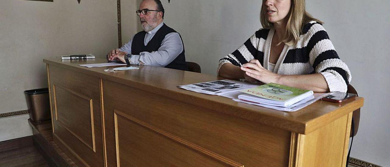 Vicente Pañeda y Sonia Artime, ayer, en la Casa Balsera, en Sabugo.