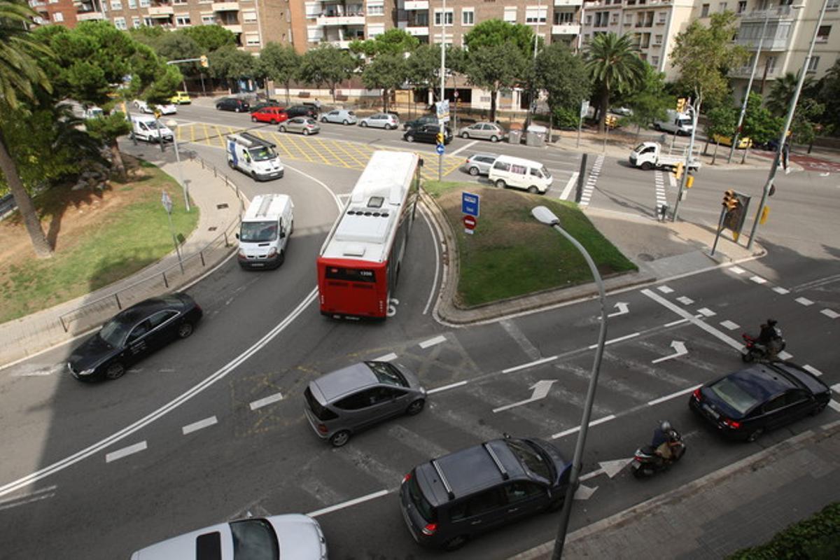 Vehículos circulando por el barrio de Sarrià de Barcelona.