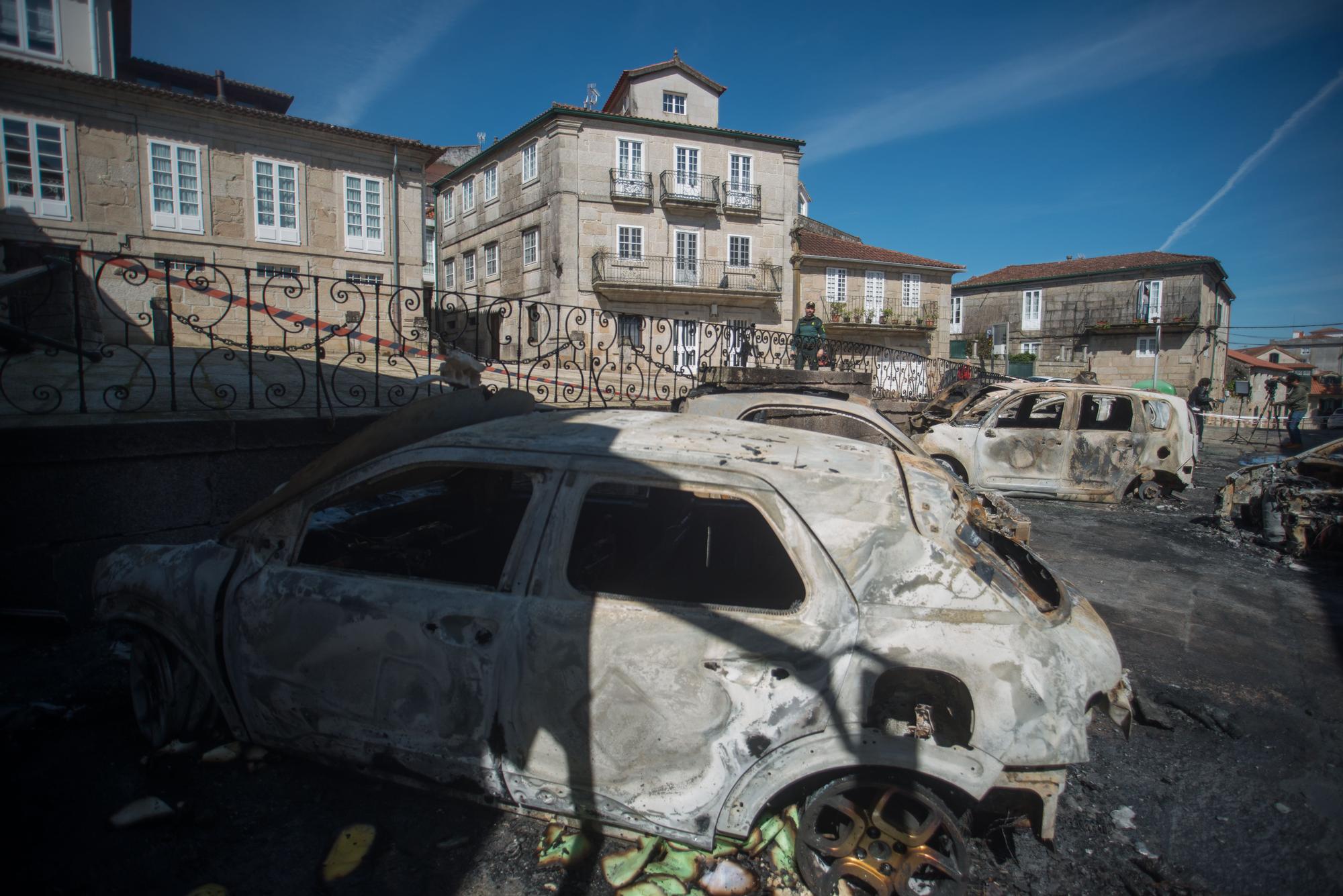 Calcinan una veintena de coches en Tui durante la madrugada.