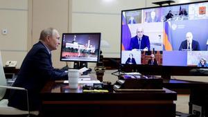 El presidente ruso, Vladimir Putin, en una videoconferencia con dirigentes rusos el pasado 26 de abril.JPG