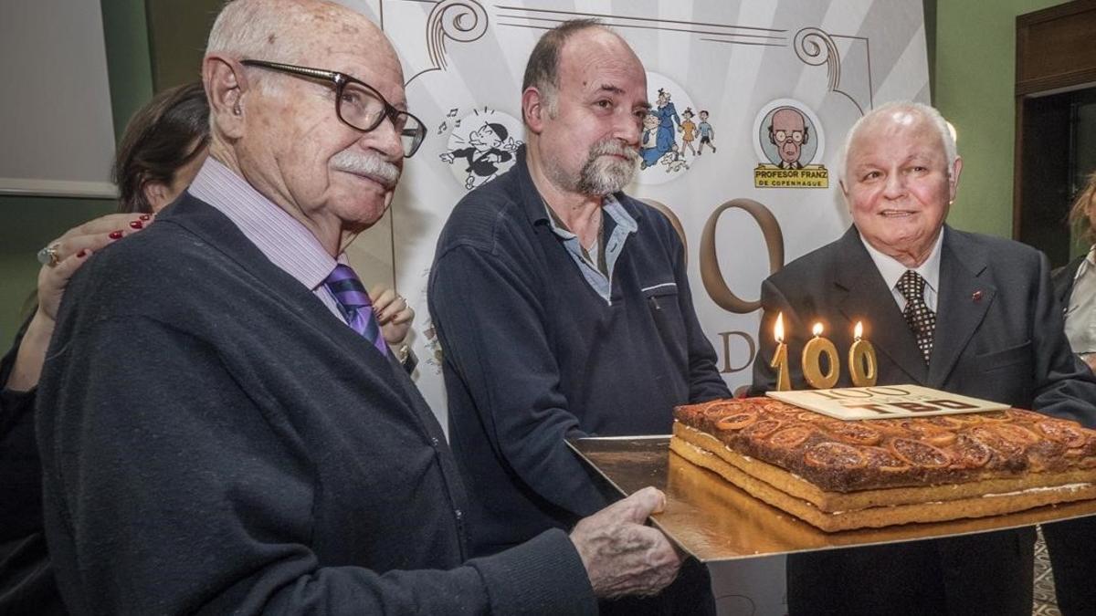 El histórico dibujante de 'TBO' Josep Maria Blanco, Antoni Guiral, autor de '100 años de TBO', y Lluís Giralt, que ha colaborado en el libro, a punto de soplar las velas del aniversario de la mítica revista de cómic.