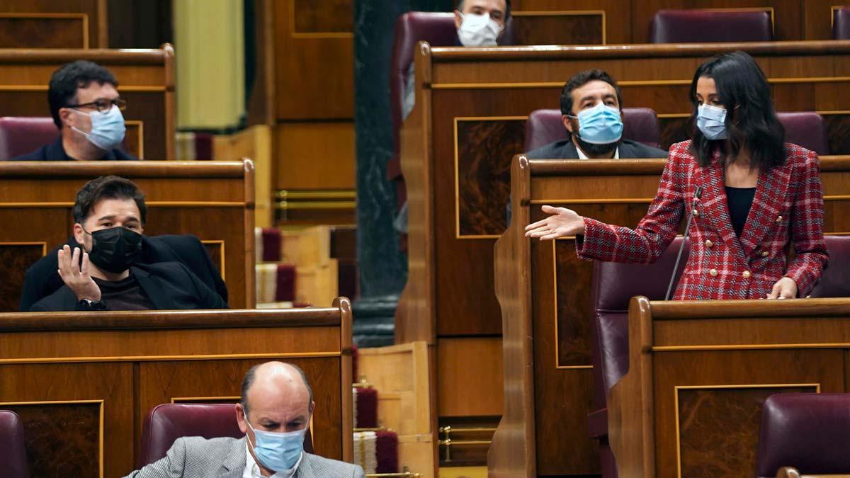 Arrimadas pide a Sánchez que no pacte los Presupuestos con ERC y Bildu. En la foto, Arrimadas y Gabriel Rufián.