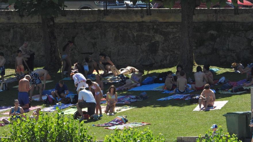 La zona verde de Oira ofrece sombras para escapar del calor.