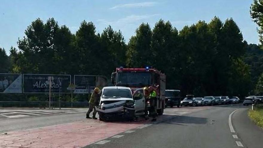 Un dels vehicles implicats en el xoc frontal de Flaçà i els Bombers a la zona.