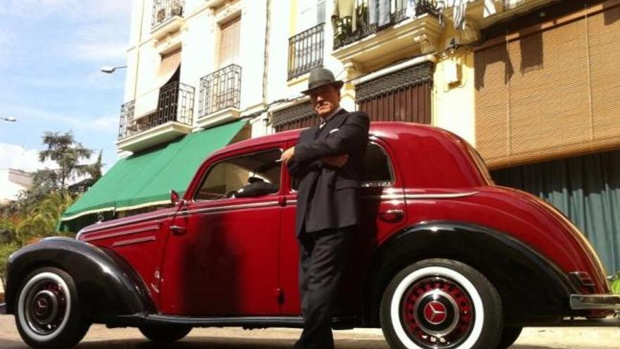 El actor Roberto Álvarez posa junto a un coche del rodaje