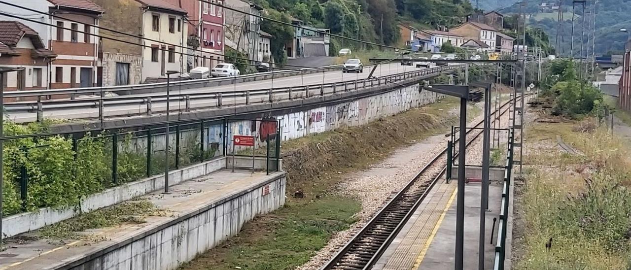 La vía del tren en la zona de Los Llerones, donde se construyó una nueva estación. | E. P.