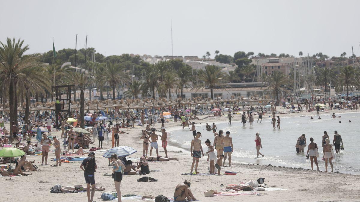 La intensa llegada de turistas impulsa la economía balear.