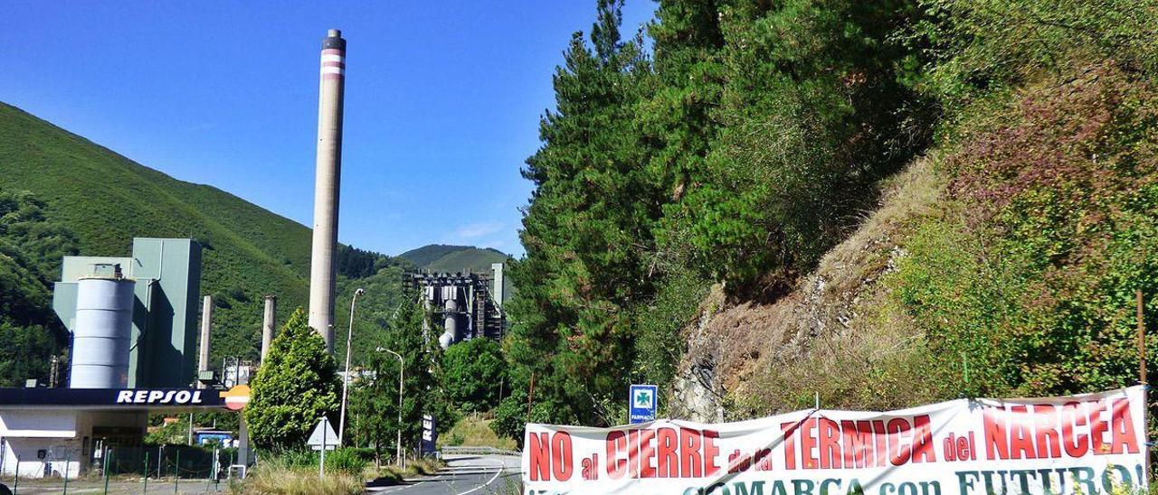 Pancarta contra el cierre de la térmica del Narcea situada a la entrada de Soto de la Barca. Al fondo, la central térmica.