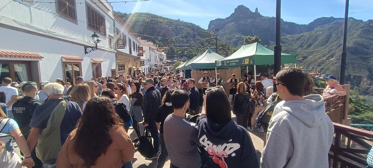 La calle principal, llena de visitantes.