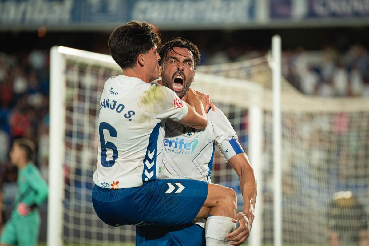 Enric Gallego celebra su gol en el partido contra el Zamora.