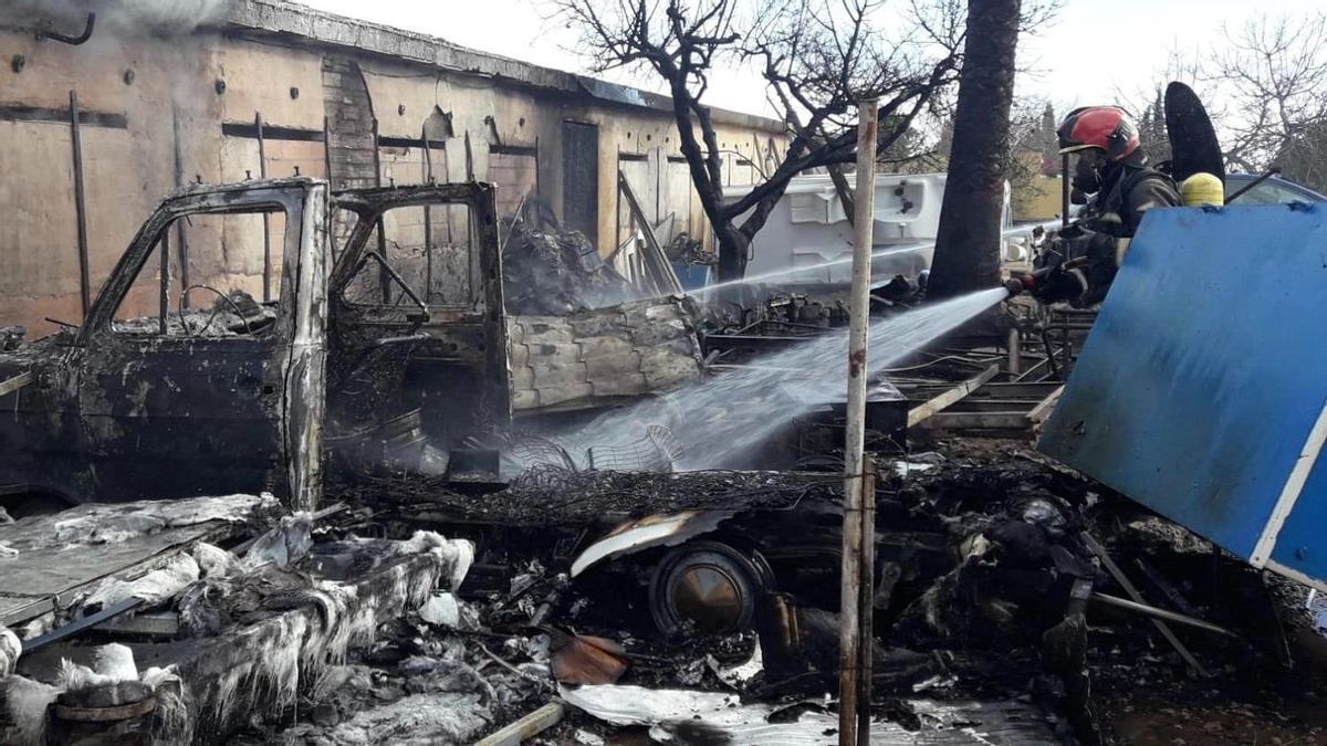 En el incendio de esta tarde en Alcossebre se ha calcinado una autocaravana.