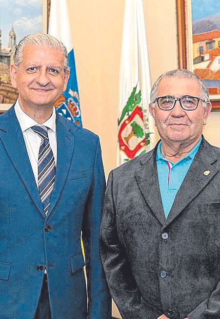 Agapito de Cruz Franco junto al alcalde.
