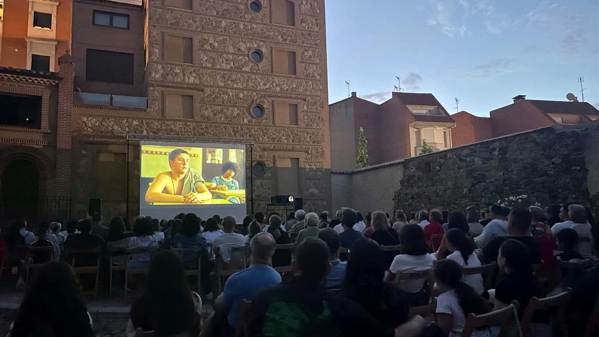 Una proyección al aire libre pasada en el patio de ábsides de San Juan del Mercado.