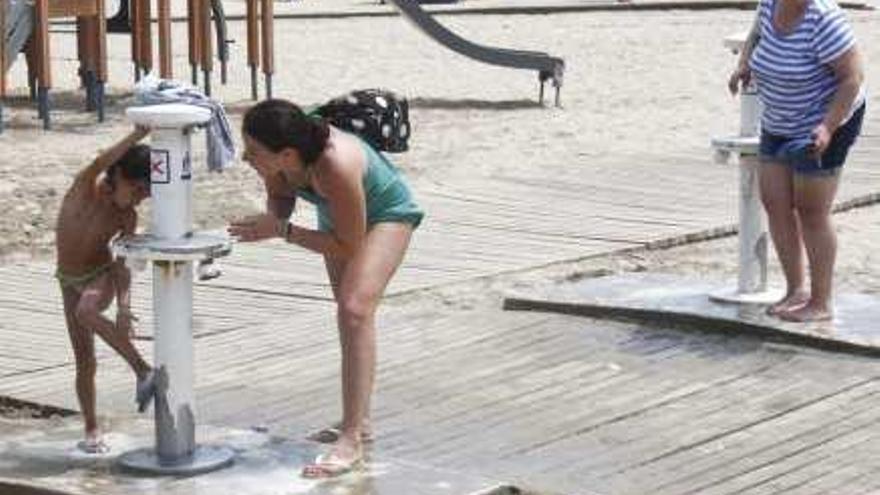 Lavapiés de la playa del Postiguet que no funcionan.