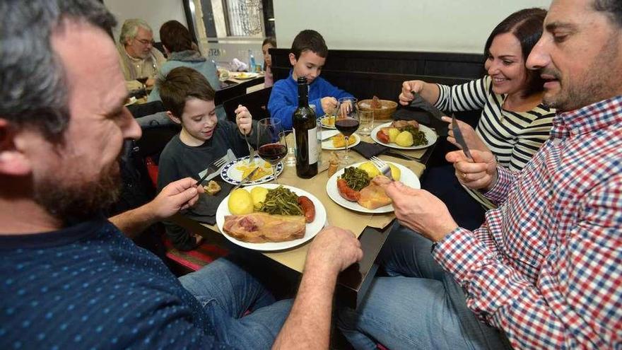 Una familia disfruta del lacón con grelos en el restaurante La Estafeta de la zona monumental. // G.S.