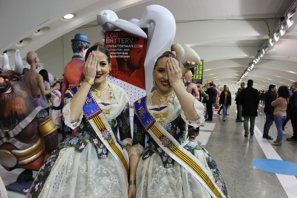 La otra parte del cortejo de la Exposición: la corte y sus ninots