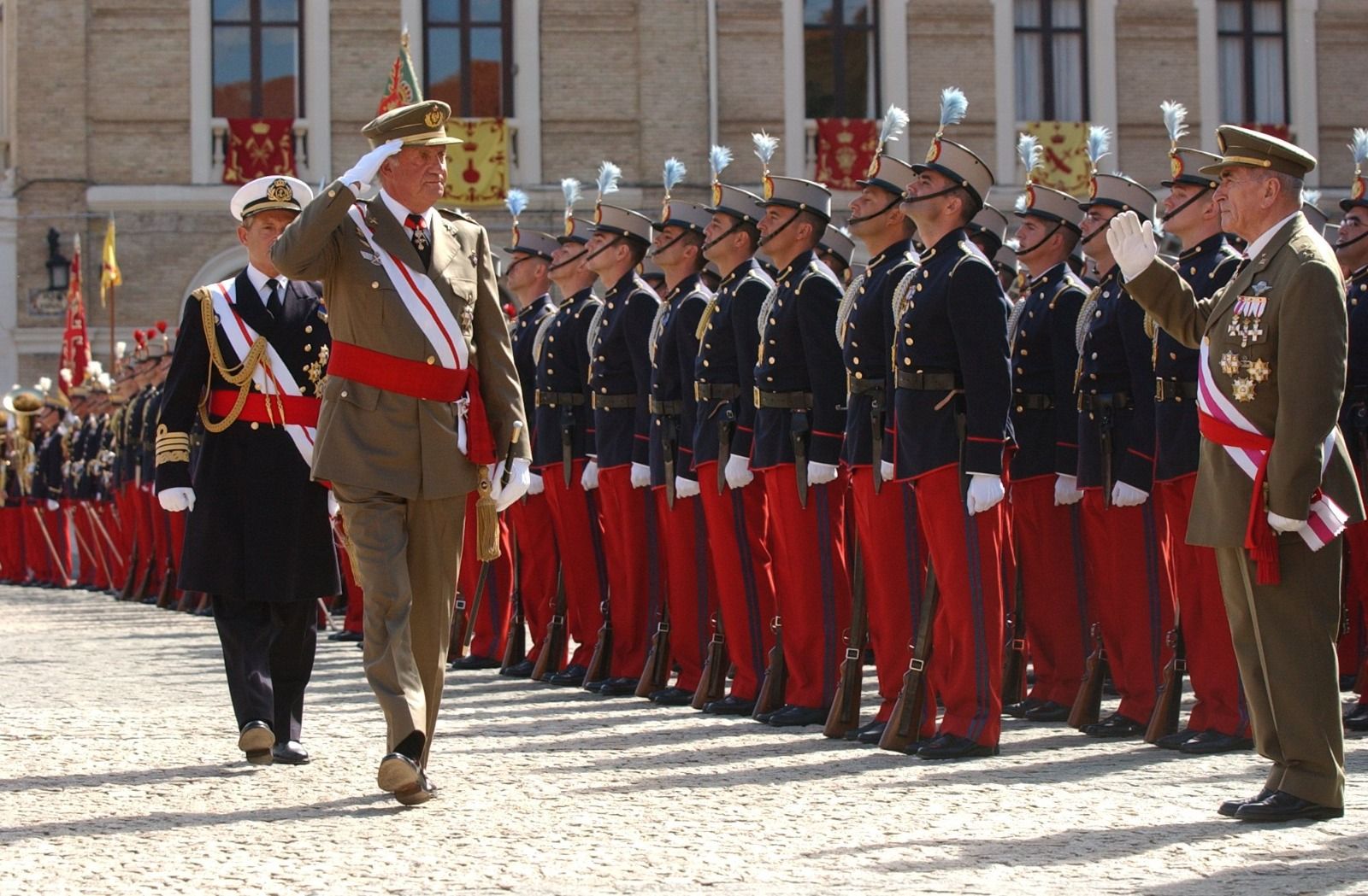 El paso de Juan Carlos y Felipe VI por la Academia General Militar de Zaragoza