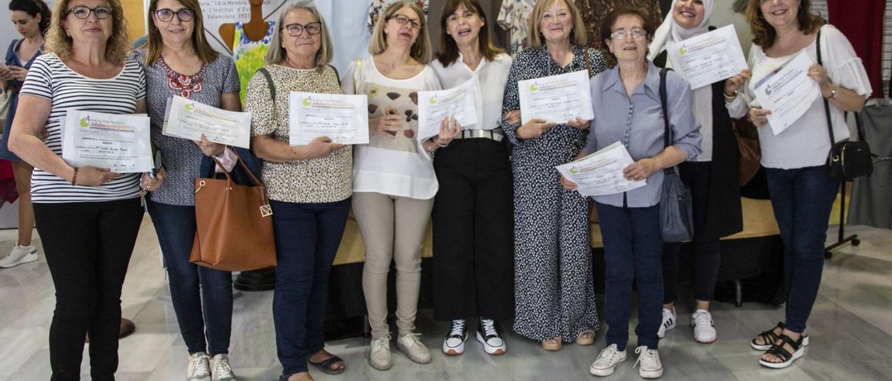 El grupo «Las Costureras Valientes» con la profesora Pepi Albert, en la inauguración. | ALFREDO PARDO