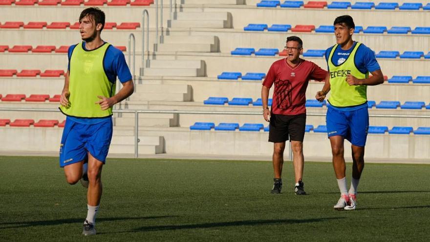 Dani Ponz da instrucciones durante el entrenamiento.