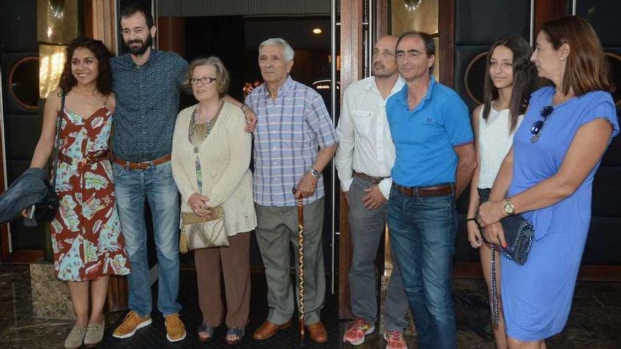 Sergio Fariña (segundo por la izquierda) con su esposa y su familia pontevedresa, ayer en la ciudad. // R. V.