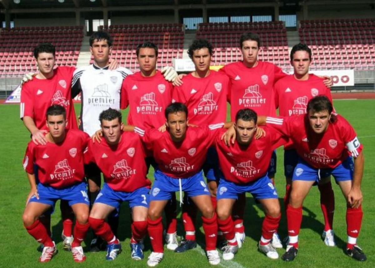 Dani, primero por la izquierda, abajo, con el Betanzos en la temporada 2007-08 en Tercera División. |  // L. O.