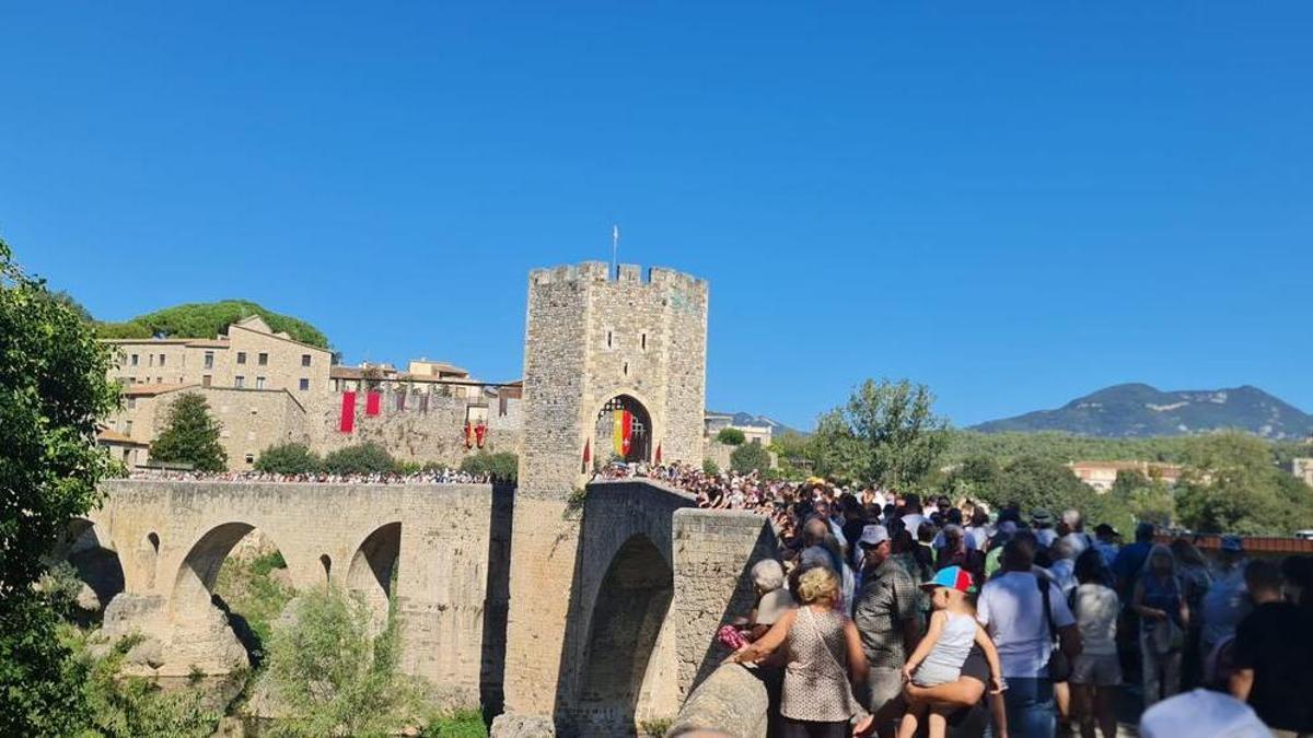 L'afluència al Pont de Besalú durant la fira medieval