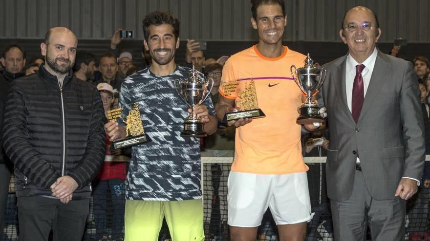 Marc López y Rafel Nadal posan con sus trofeos.