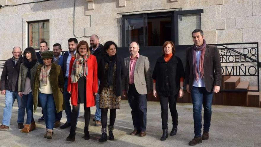 Carmela Silva (c.), con Sandra González, Uxío Benítez, David Regades y miembros de la corporación. // J. V.