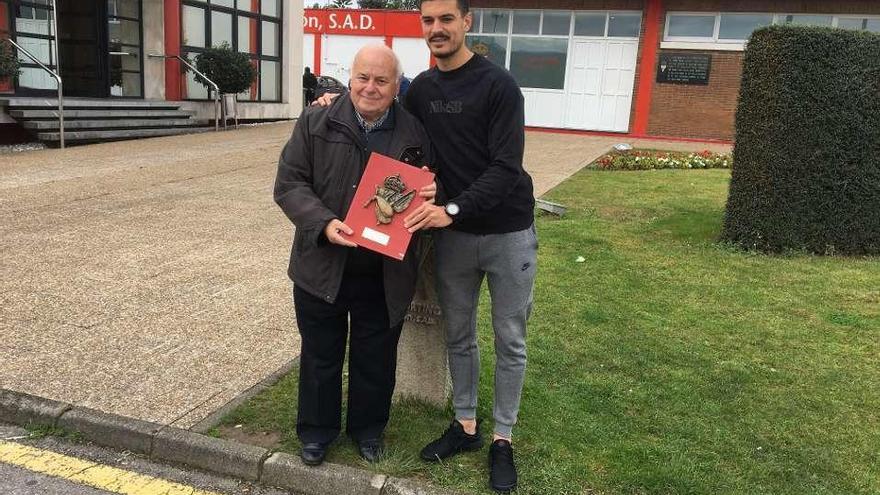 Fernando Fueyo le entrega a Sergio el 33.º premio de la peña La Gaita