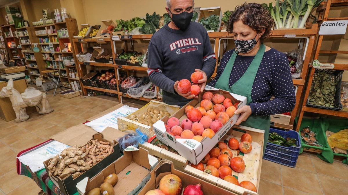 Trazabilidad. También los comercios pueden acreditarse a través del Comité de Agricultura Ecológica. Todos los productos deben contar con documentos de trazabilidad que certifiquen su condición de orgánicos, aunque sean importados.