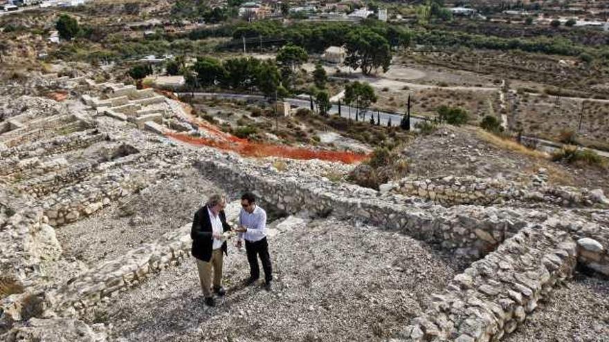 El concejal y el arqueólogo municipal, en la mitad del yacimiento ayer.