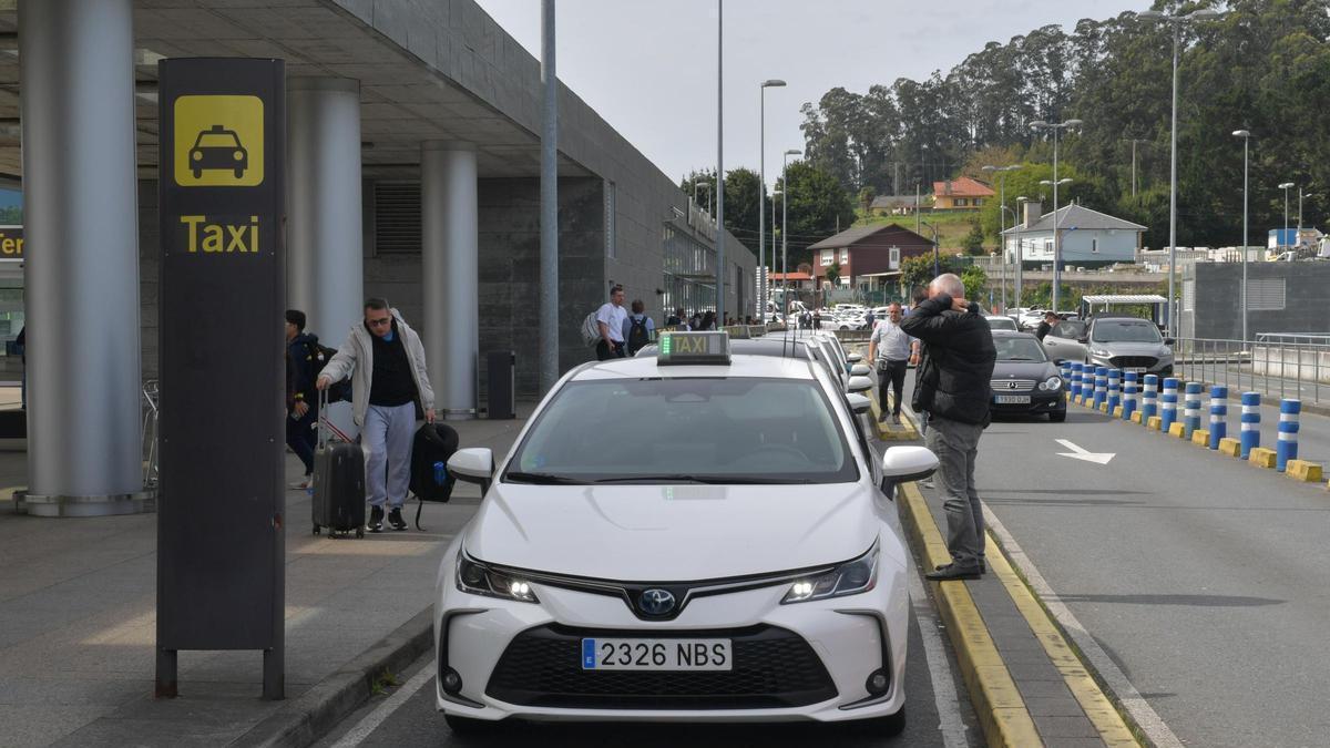 Llegada de pasajeros al aeropuerto de Alvedro.
