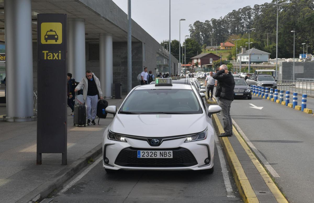 Llegada de pasajeros al aeropuerto de Alvedro.