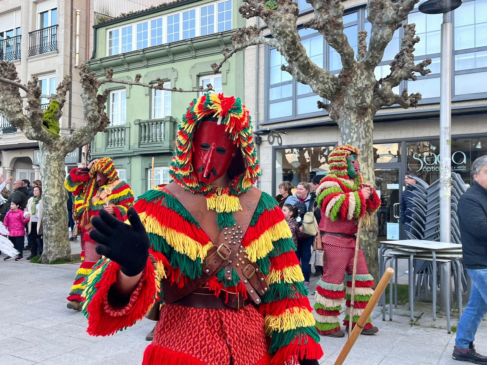 Carnaval 2023: Las comparsas llenan de color el centro de Sada